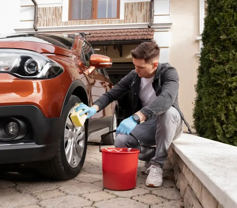 Lavage auto à domicile Saint-Maurice-des-Lions : professionnel intervenant sur un véhicule